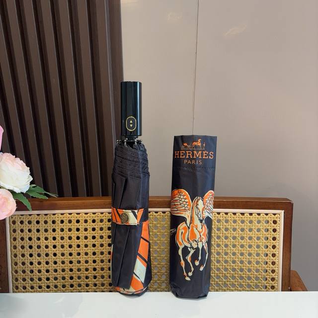 爱马仕 HermèS 新款飞马 极品H家三折自动伞重磅呈现 以其精湛的工艺技术和源源不断的想像力 新涂层技术伞布 带来令人惊喜的遮光效果 让防晒及隔热性能更优保