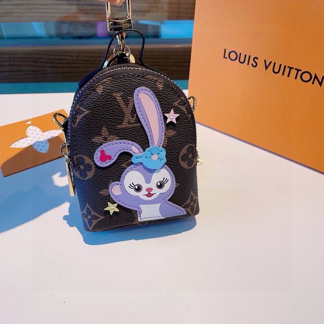 原单货 Louis Vuitton 新款卡通链条斜挎小包，Mini包包 可装银行卡蓝牙耳机 钥匙扣零钱包 耳机包 包包挂饰 搭配链条可斜挎。尺寸12X9Cm 顶