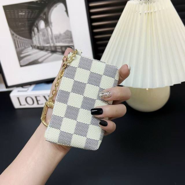 Lv零钱包卡包 挂饰Louis Vuitton 路易威登Lv钥匙扣钥匙包卡包Pu材质 原版Logo 可放卡片 零钱 等小物件 Size:11×7Cm