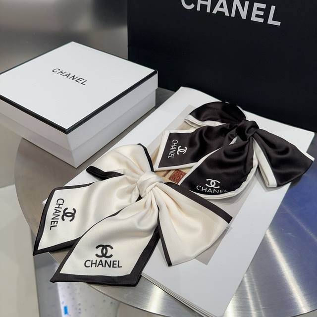 配包装盒 Chanel 香奈儿 最新款小香爆款弹簧发夹，超级好看！名媛范儿十足，小仙女必备