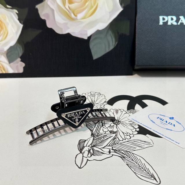 特 单个 配专柜包装 Prada 普拉达 最新爆款来啦 中古Vintage复古五金抓夹 优雅的Girl值得入手 非常好搭配 气质有品位