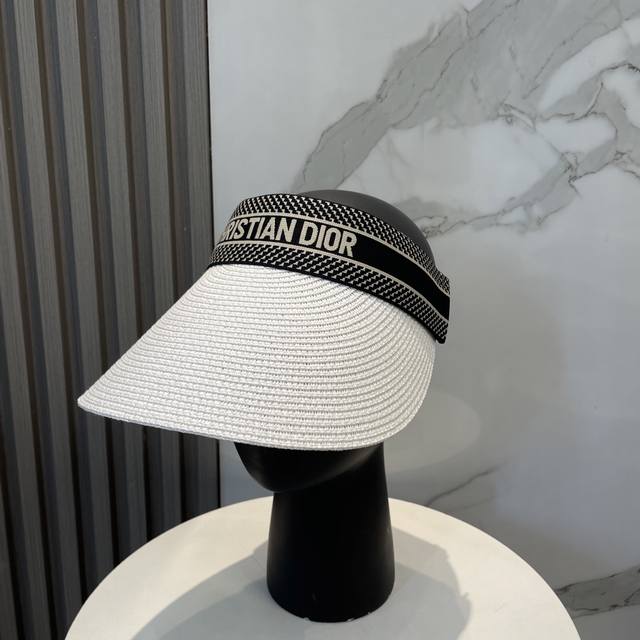 迪奥 Dior 春夏编织空顶草帽 那么多人喜欢不是没有原因的 好戴不勒头 发箍式的空顶帽 看上去小小的帽型 由于弧度和裁剪的设计 日常遮阳足矣~比一般棒球帽遮阳
