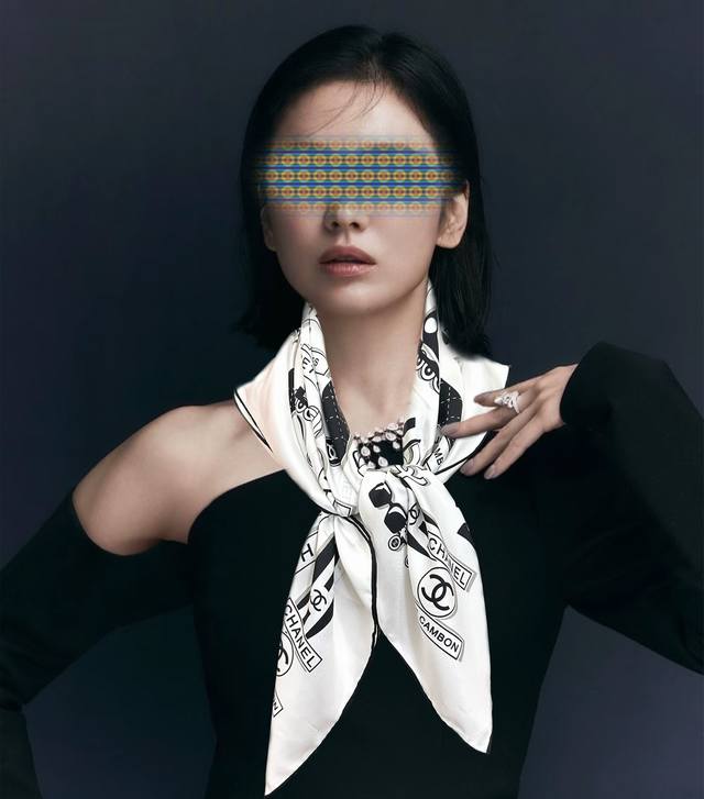 香奈儿 顶级设计师 又一新款出货了靓女们必备款太美了上身效果非常美各种图案标志双C组合设计而成 简约大气时尚简直太美了回头率超高小香的设计总是让人眼前一亮重磅推