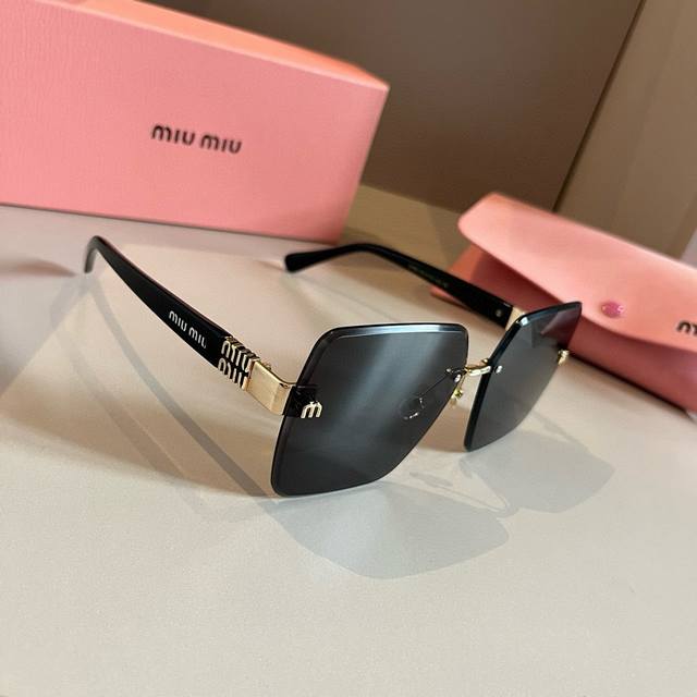 P 缪缪Miumiu新款太阳镜，高级感无框太阳镜女款防紫外线开车专用大脸显瘦连体眼镜