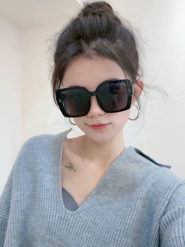 Dior-迪奥 2025开春新款 潮流爆款 时尚方框太阳镜 高品质 佩戴舒适 网红潮款墨镜 女士高清太阳镜 高品质Tr镜框 型号：Cd0 5