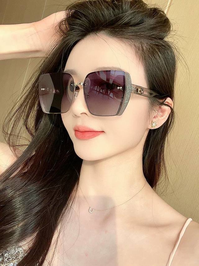 Dior-迪奥 2025开春新款 潮流爆款 时尚方框太阳镜 高品质 佩戴舒适 网红潮款墨镜 型号：D7230