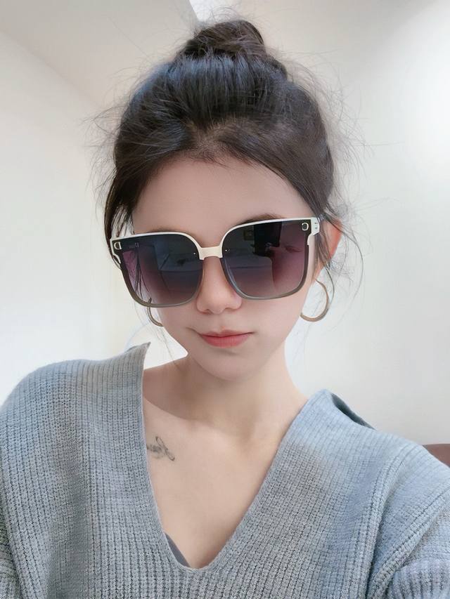 Dior-迪奥 2025开春新款 潮流爆款 时尚方框偏光太阳镜 高品质 佩戴舒适 网红潮款墨镜 女士高清偏光太阳镜 高品质Tr镜框 型号：Cd5771