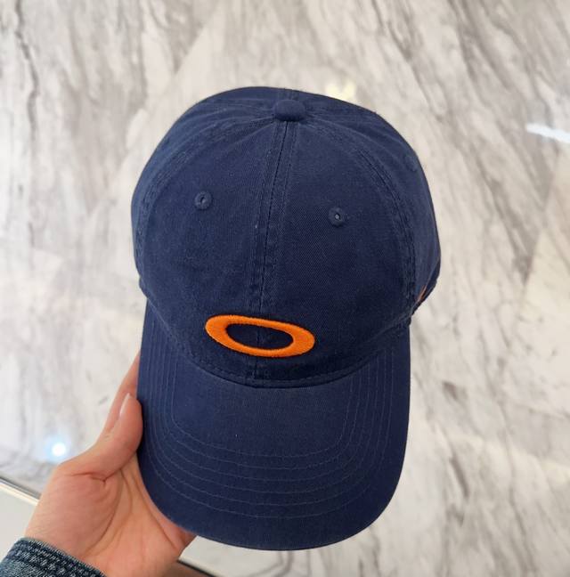 新款简约刺绣款棒球帽，很潮！休闲运动款，超级好搭衣服！