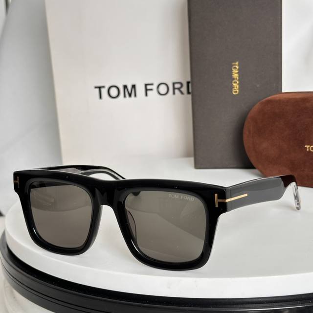 Tom For*新款 官网原版一比一 汤姆福*Model:Ft1200潮流时尚界的领军大牌牌，受很多时髦达人追捧！超高的工艺水准 内侧镜腿镶嵌金属Logo独一无