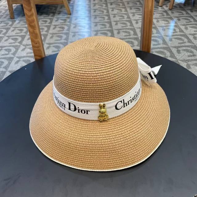 Dior新款上架时尚草帽，超级流行的灯罩帽型，随便搭配都超好看！出门旅游，绝对要入手的一款