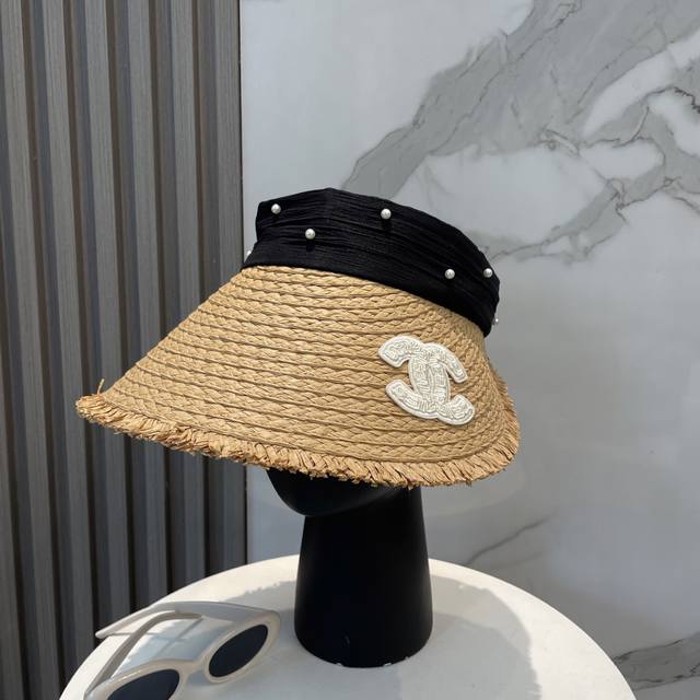 香奈儿新款空顶帽 甜美风 帽子整体因为是空顶的所以夏天不会有闷头的感觉并且不挑发型 脸型！防晒效果不亚于专业的防晒布帽 洋气款入手就对了