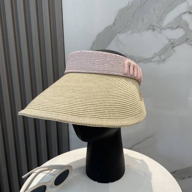 配防尘袋 Miumiu缪缪 空顶帽，夏天必备单品，因为真的太好搭，夏天搭配清凉夏日风情真的超级文艺范～随便一身小白裙就可以吸引大片目光～