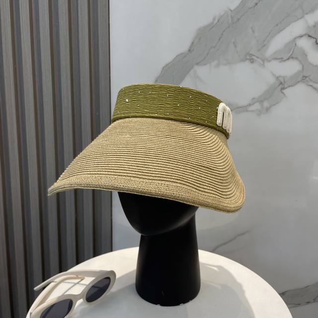 配防尘袋 Miumiu缪缪 空顶帽，夏天必备单品，因为真的太好搭，夏天搭配清凉夏日风情真的超级文艺范～随便一身小白裙就可以吸引大片目光～