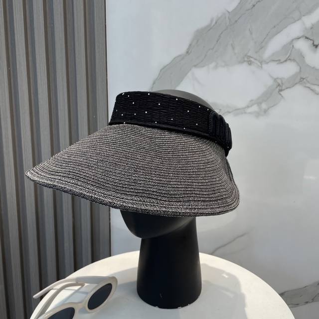 配防尘袋 Miumiu缪缪 空顶帽，夏天必备单品，因为真的太好搭，夏天搭配清凉夏日风情真的超级文艺范～随便一身小白裙就可以吸引大片目光～