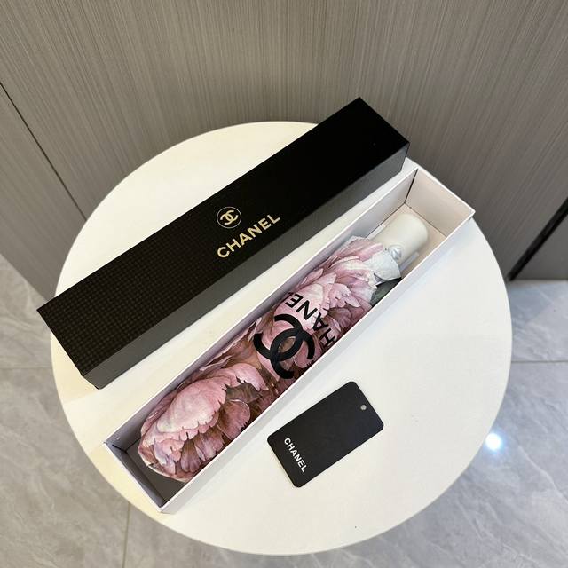 Chanel 香奈儿 夏季新款 全自动折叠晴雨伞 黑色涂层防晒有效阻隔紫外线99%，Upf 50 所以能起到伞下体感降温的效果！ 有效隔热，高效防晒 一把搞定，
