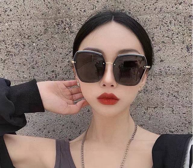 香奈儿 2025开春新款 潮流爆款 时尚方框偏光太阳镜 高品质 佩戴舒适 网红潮款墨镜 型号：Ch2816