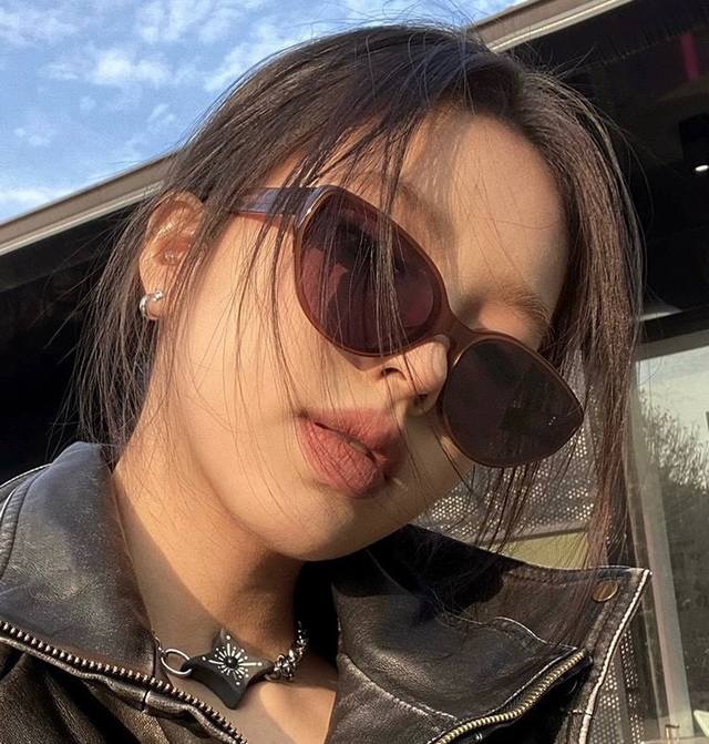巴黎世家2025开春新款一体镜 小框太阳镜男女同款 爆款大框尼龙太阳镜 超逼格超酷 镜腿品牌设计感强 Nice~~~ 型号Bl8602