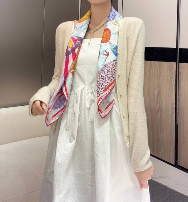 Up And Away 90 方巾 18Mm顶级真丝双面同色丝巾 本款桑蚕丝方巾全新加入 Up And Away 系列，致意路易威登的旅行传承。丝印工艺刻画丰富