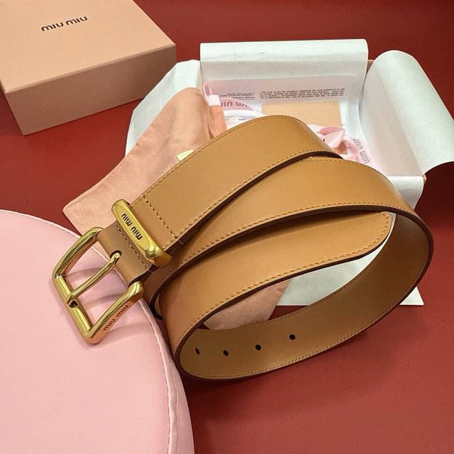 miumiu缪缪 这款皮革腰带是提升别致造型品味的理想之选。醒目的刻字五金徽标搭配方型针扣，手感柔软细腻的小牛皮。非常时尚百搭 专柜新款 宽:3.4Cm