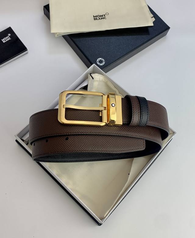 万宝龙 专柜新款 纯铜精品矩型针扣，搭配黑色小牛皮 ，宽度3.5Cm，这款皮带既可应对商务场合，又能驾驭现代时尚造型。