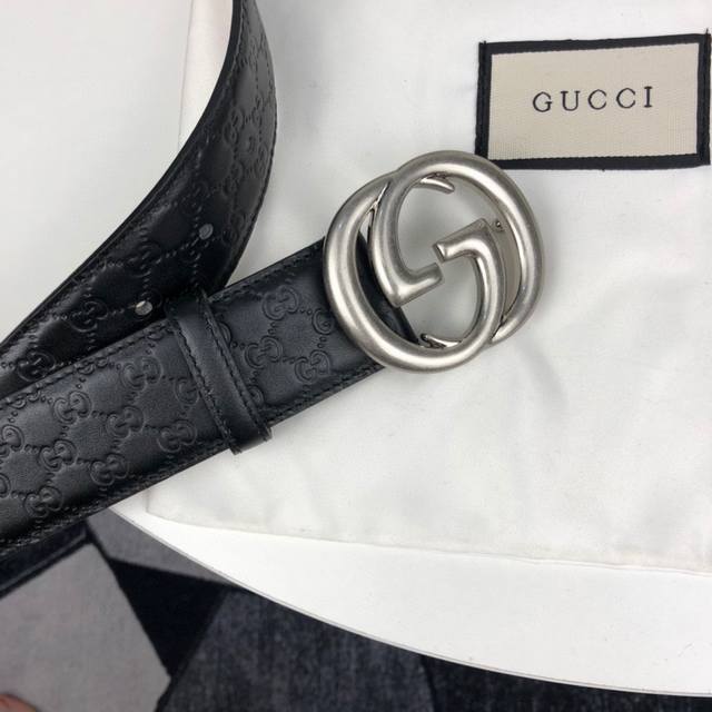 Gucci 互扣式双G带扣腰带，采用热压印技术的Gucci Signature皮革精制而成，触感厚实，印花图案清晰分明。内衬头层磨砂皮底，宽度3.8Cm，手感超