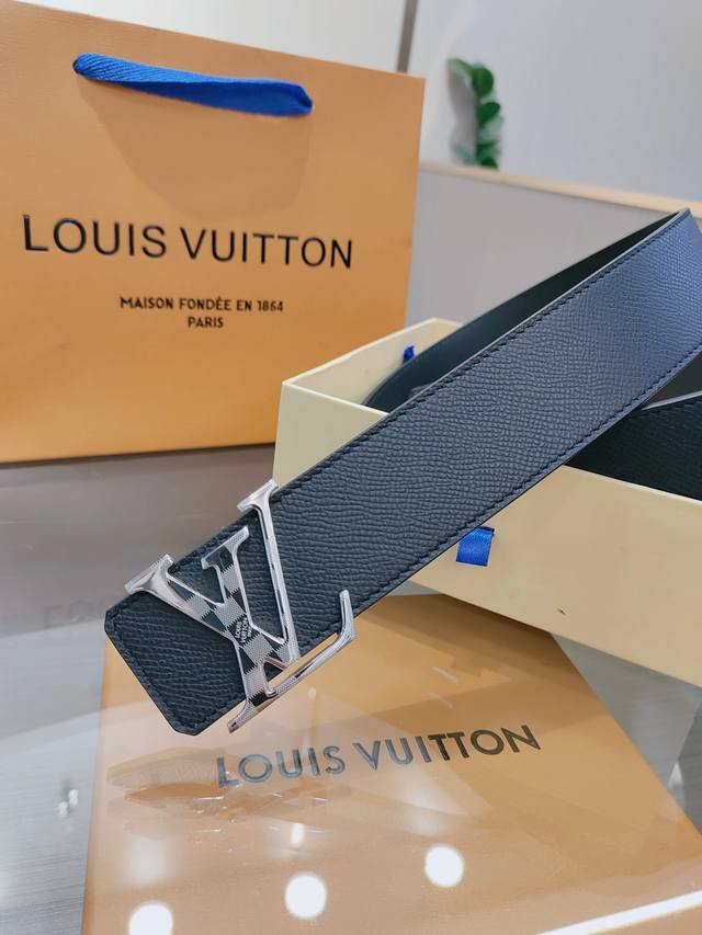 l0Uis Vuitt0N Lv 男士专柜品质腰帶 寬度40毫米 配置精钢字母搭扣 扣头可随意搭配 皮质柔软 手感细腻舒适 顶级 原单140