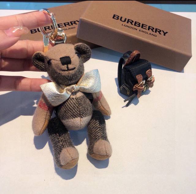 Burberry代工厂p小熊挂件治愈熊，背上泰迪熊钥匙扣挂件 温柔到心里 准备已久、精致自留 ！ 内部填充物与专柜一致，手感真的很赞五金扣全部采用电镀工艺，四肢