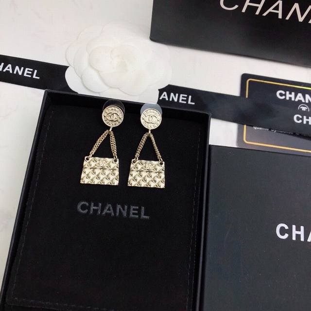 Zp打版 小香 Chanel 包包耳钉耳坠。 优雅大方精工设计 雕刻 非常修饰脸型 青春活力 一眼就被这款吸引了 非常漂亮的颜色搭配 时尚又俏皮