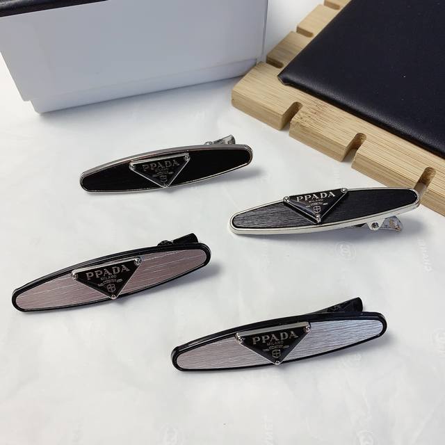 prada普拉达 prada发夹 磨砂金属Logo边夹刘海夹压夹日常精致小单品 气质百搭小仙女必入单品 宝藏款 闭眼入推荐款 一对