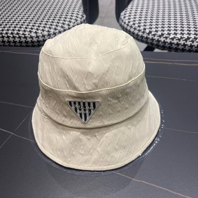 普拉达早春新款渔夫帽，简约甜美风，帽型很好，修饰脸型哦！