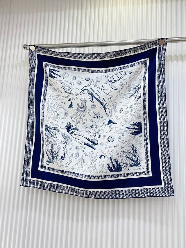 双面同色 新品 D家 小方巾 春夏真丝款 随意切换造型 ,小巧又不失优雅的款式 65*65 黄金尺寸 高级时尚又不会过于张扬，很有设计感~气质到骨子里！今年新出