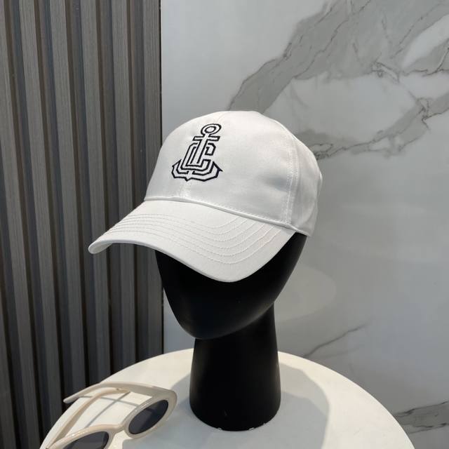 爆款Celine 赛琳 简约刺绣字母明星同款最新棒球帽，时尚潮流，高端做工！每一个帽子都是用心之作！非一般的品质，男女均可。 CéLine的这款帽子 设计简洁、