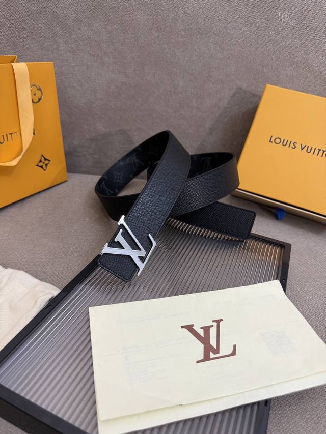 lv男士新款皮带寬度4Cm 訂製帆布面料飾有全新的圖案效果 颜色纯正 衬托進口小牛皮配色底 搭配精緻的字母搭扣 手感极佳 顶级
