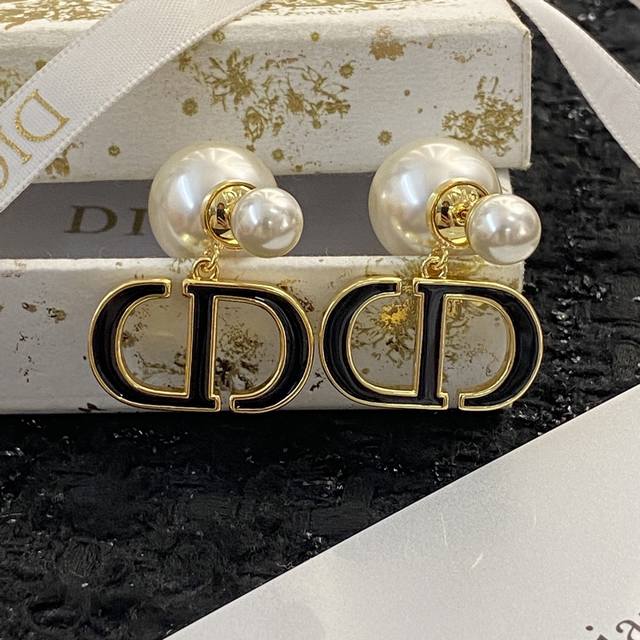 Dior耳钉热销款火爆上新 双珠黑色滴油Cd吊坠耳环耳钉 经典款，百搭不过时！上耳就是温柔气质美女