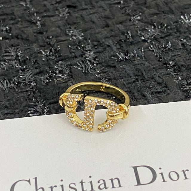 热销新款戒指上新独家高端品质实拍图不是市面上的普货重工电度360°无死角体现Logo标志简单大方每一处细节都无漏洞做工精致细腻这怎么搭都美