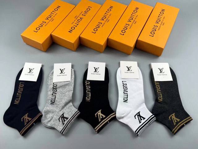 特 Louis Vuitton 路易威登大驴家新品女款男款袜子 一盒五双 纯棉材质，柔软舒适，提花经典图案标志，炒鸡好看大牌出街，潮人必备超好搭