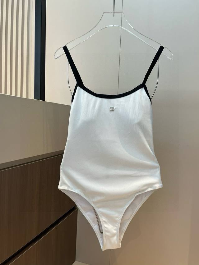 Chanel香奈儿新款连体泳衣 适合多种场景的游泳衣♀海边 游泳池 温泉 水上乐园 漂流都可以内搭也完全可以 连体设计遮肉显高挑 腹部有点肉肉也不影响咱美美的