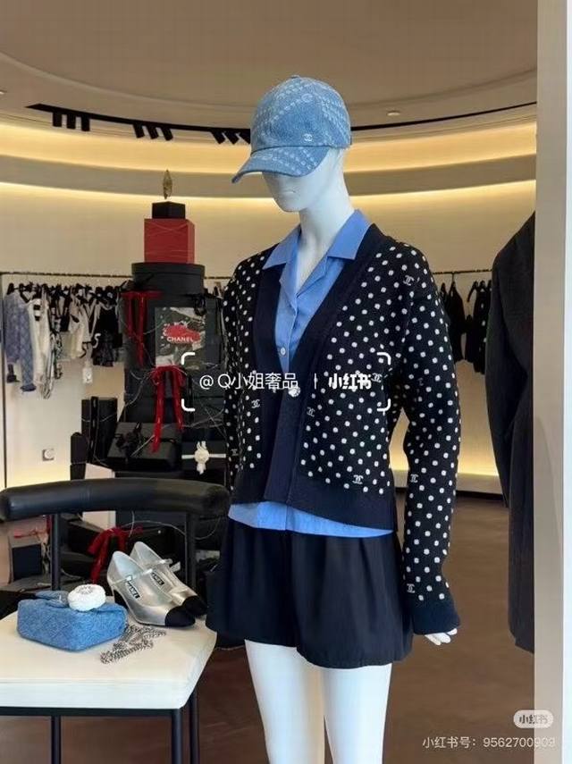 跑量 小香～25p牛仔帽绝美上线～秒变时尚Icon 经典牛仔蓝搭配小香标志性Logo，低调又高级 戴上瞬间提升气质，无论是搭配休闲风还是优雅风都能轻松驾驭，简直