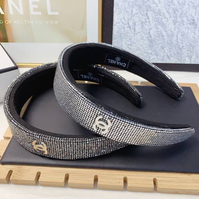 Chanel小香 Chanel发箍 高版本满钻钛钢Logo轻奢风发箍气质百搭小仙女必入单品名媛风十足～宝藏款 闭眼入推荐款 单个