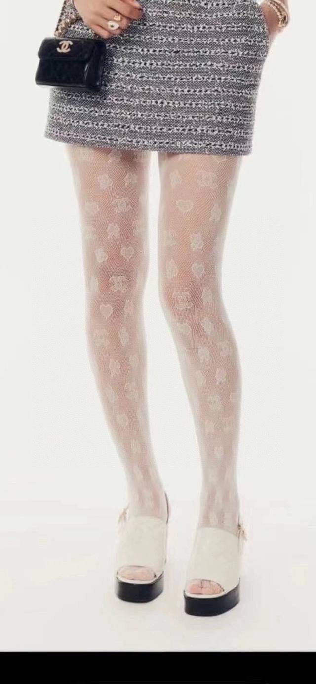 配包装 一盒一双 Chanel 香奈儿官网同款 连体袜丝袜 Jennie同款新款～小香24p新款～ 小香爱心玫瑰网袜连裤袜 对版腰部