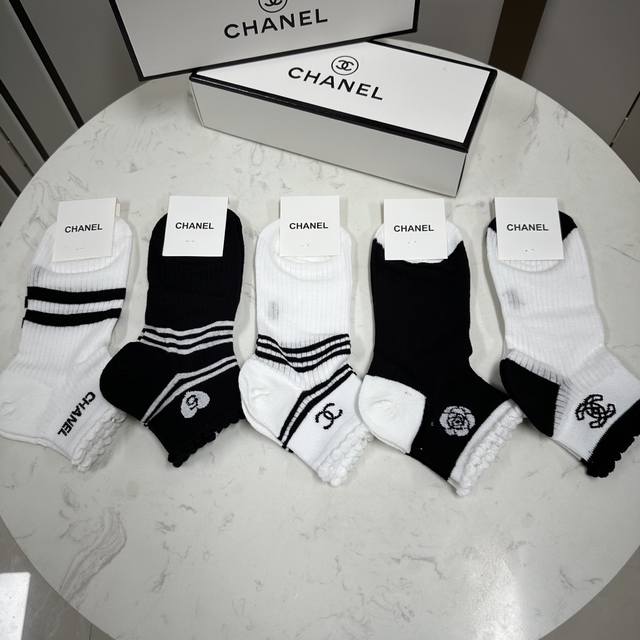 特 Chanel 香奈儿Ch新品女款袜子 一盒五双 轻薄柔软舒适透气，提花经典Logo，炒鸡Nice，大牌出街，潮人必备超好搭