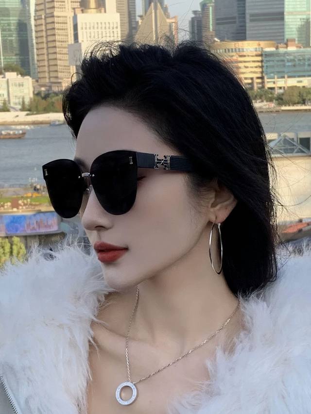 爱马仕 经典的方框设计，不挑脸型，无论搭配大衣还是连衣裙都非常显气质镜片预防紫外线 型号：H0101