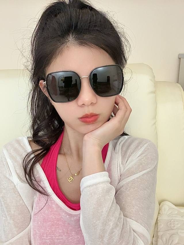 Gucci 2025开春新款 最新款方框太阳镜 各路网红纷纷带起气场满分 俏皮甜美.上脸效果更佳.金属质感超好 型号：G3115