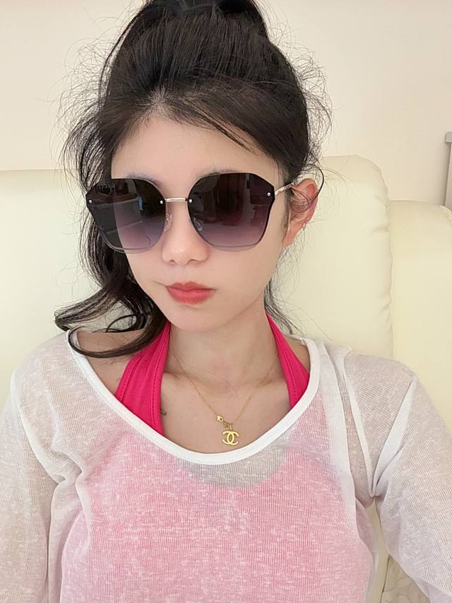 Gucci 新款尼龙太眼镜，无框钻石 切边更有质感，大气女人范儿，大脸小脸都好看 ！型号：G1240