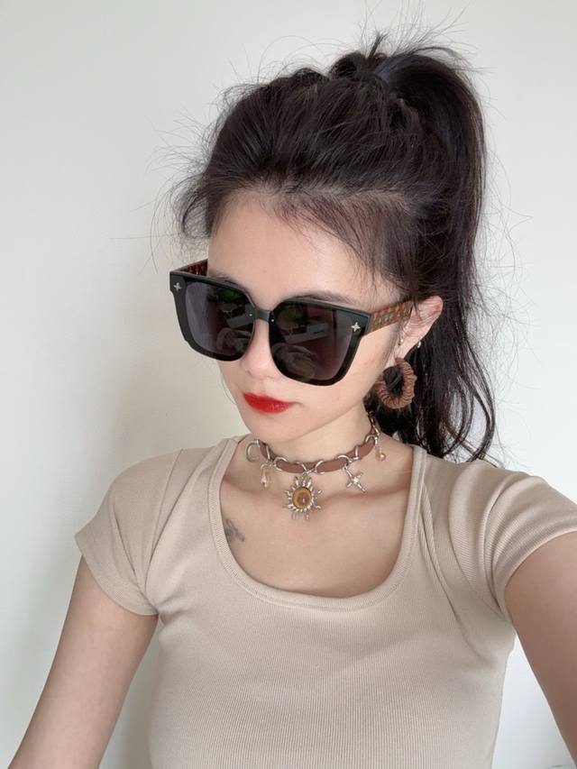 Lv 2025新款女士方框太阳眼镜 开车墨镜 新款太阳镜 时尚大方 舒适轻盈 精致奢华 超轻 型号：L1132