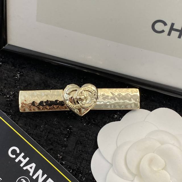 香奈儿发夹热销款热上新 Chanel22C中古爱心发夹 爱心的表面是“双C”的书包扣浮雕 双C的浮雕上刻了“Chanel paris”的浮雕，很有层次感 很精致