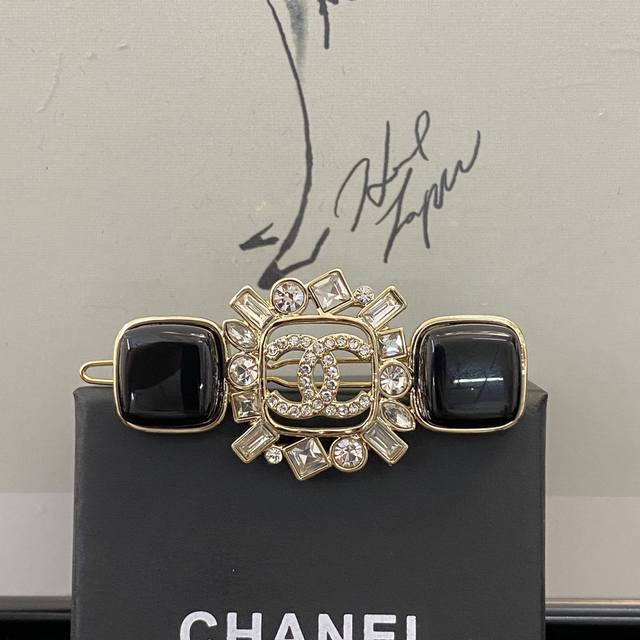 香奈儿发夹热销款火爆上新一致Zp Chanel22黑宝石珐琅发夹 中间的水钻双C很别致 自带名媛范儿，复古公主头造型都特别适合