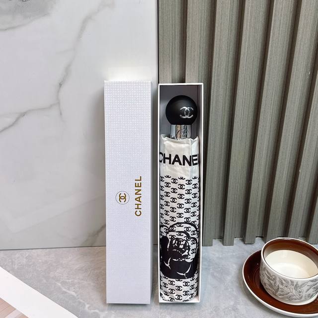 Chanel 香奈儿 夏季新款 全自动折叠晴雨伞 黑色涂层防晒有效阻隔紫外线99%，Upf 50 所以能起到伞下体感降温的效果！ 有效隔热，高效防晒 一把搞定，
