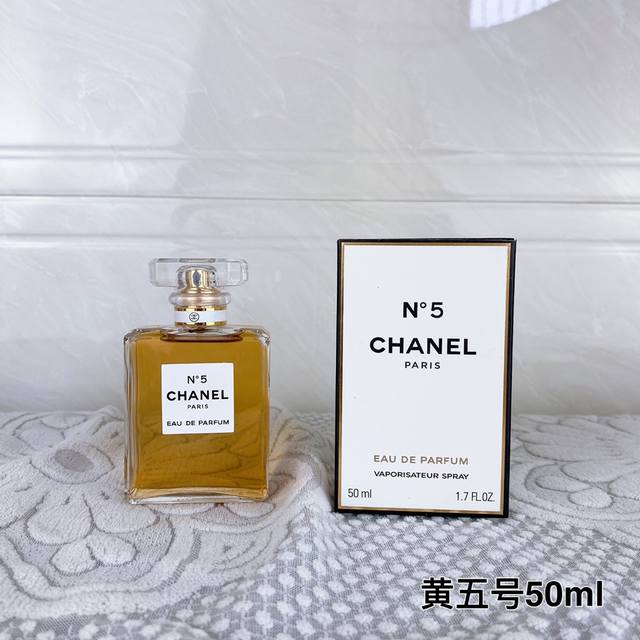 专柜品质 Chanel No.5 香奈儿黄5号女士香水低调奢华浓香50 Ml 前 调：橙花油、乙醇、黄兰香、香柠檬 中 调：迈索尔檀香木、波旁香根草、玫瑰、魔力