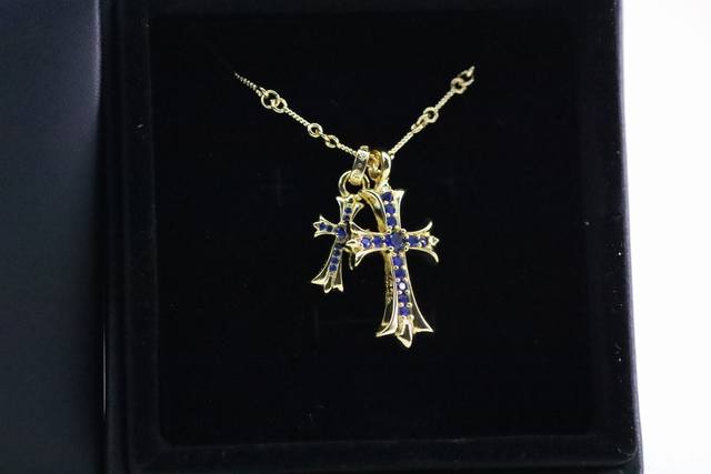 新品推荐 克罗心Chrome Hearts 金蓝钻双十字架项链 又温柔又个性的粉钻这款双十字架真的绝了这个已经是爆款不能在爆款的了~复合朋克风格的叛逆中带着甜美